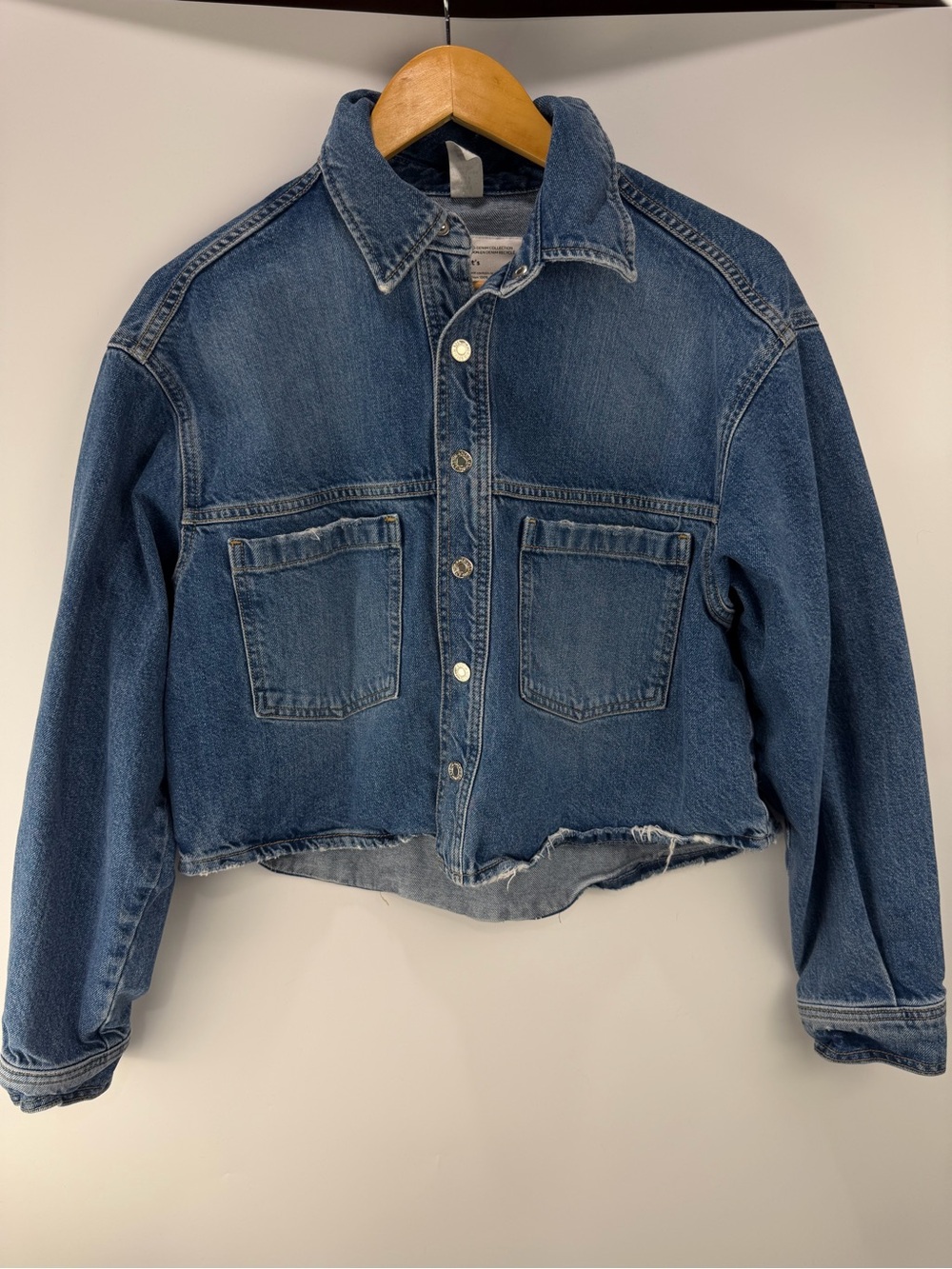 H&M Cropped Denim Button-Up Jacket in Medium Blue